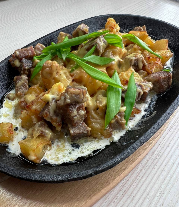 Язык с картофелем на сковородочке