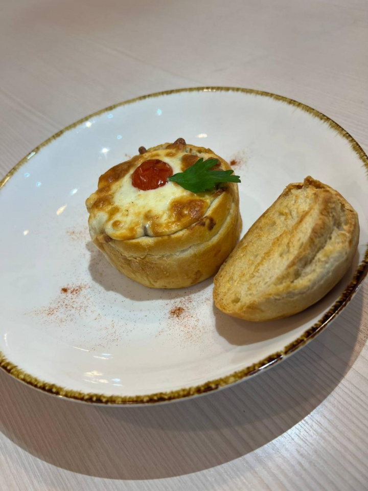 Жульен с курицей в хлебном горшочке