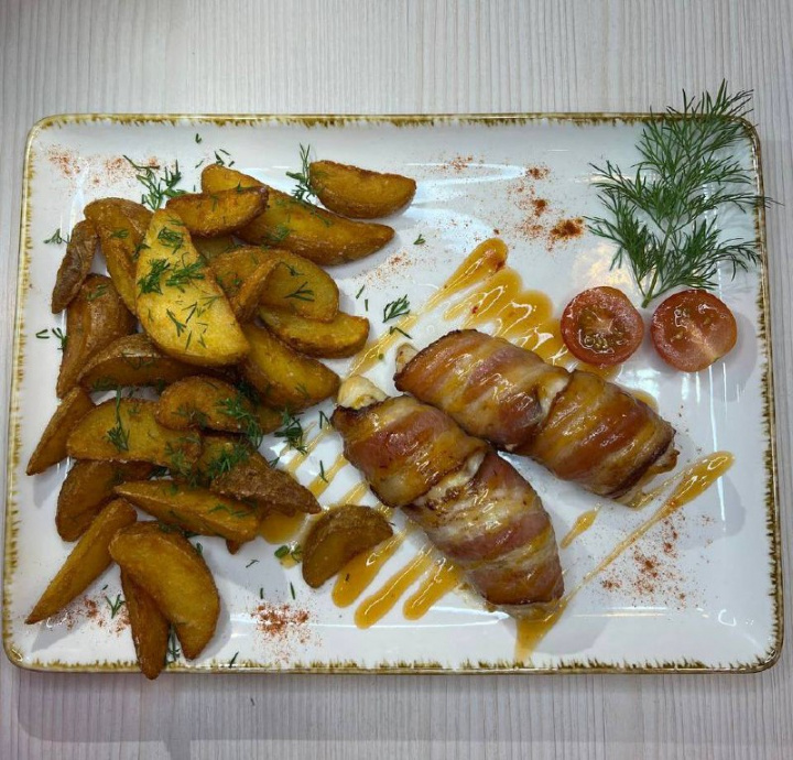 Куриные рулетики в беконе с сыром и зеленью + картофель по-деревенски