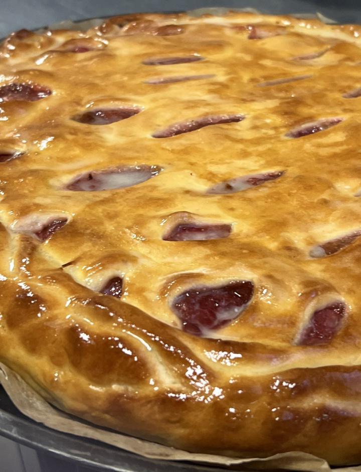 Сладкий пирог с клубникой