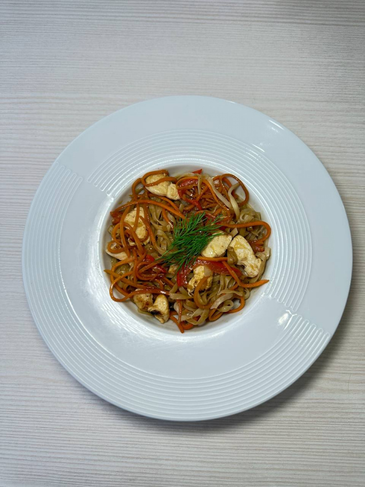 Удон с курицей и овощами