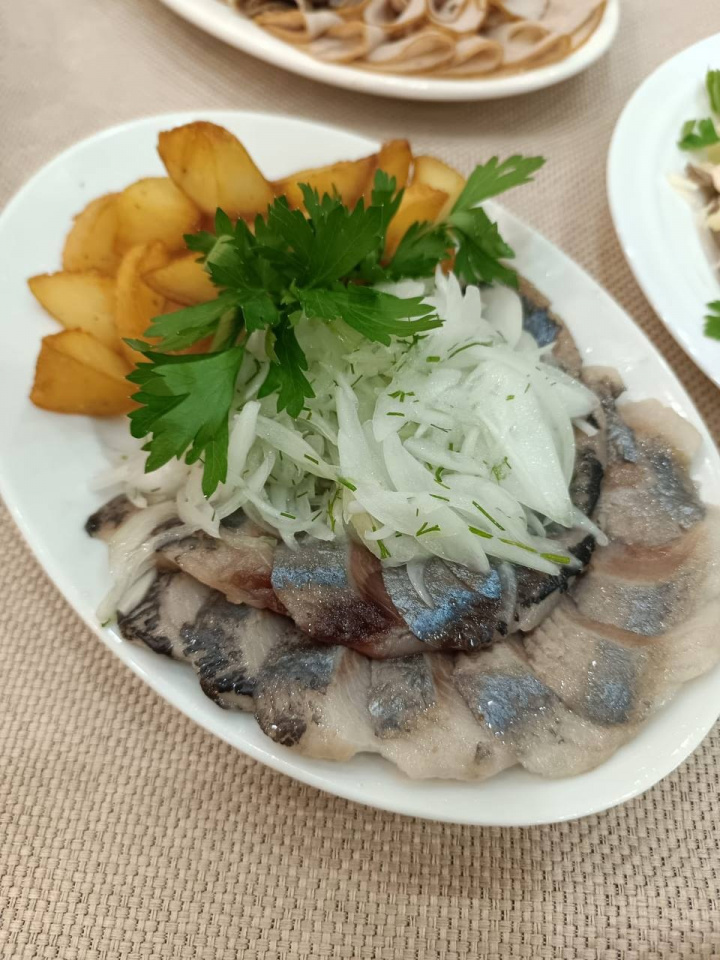 Селёдочка по-русски с маринованным луком и картофелем